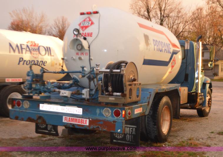 image for item I6271 2002 International 4300 propane delivery truck