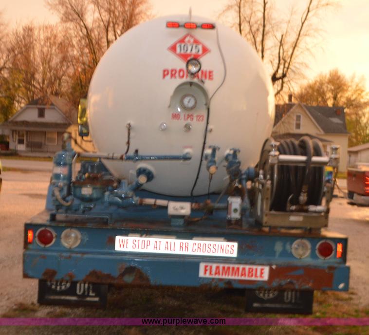 image for item I6271 2002 International 4300 propane delivery truck