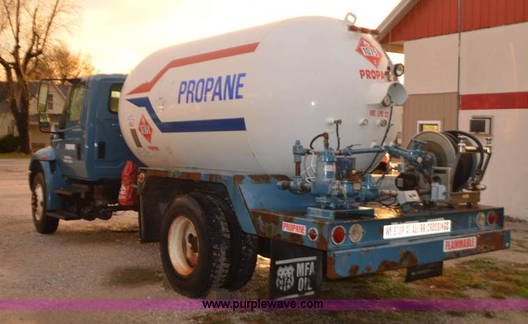 image for item I6271 2002 International 4300 propane delivery truck