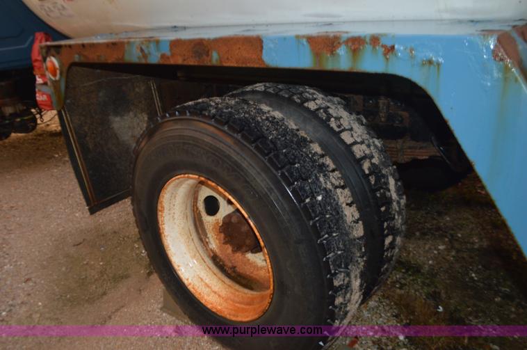 image for item I6271 2002 International 4300 propane delivery truck