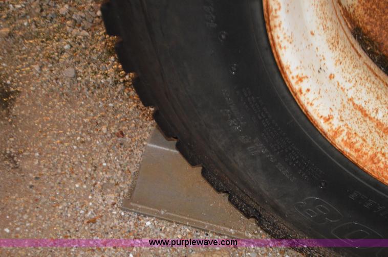 image for item I6271 2002 International 4300 propane delivery truck