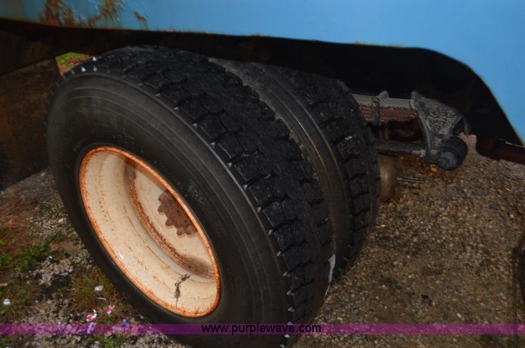 image for item I6271 2002 International 4300 propane delivery truck