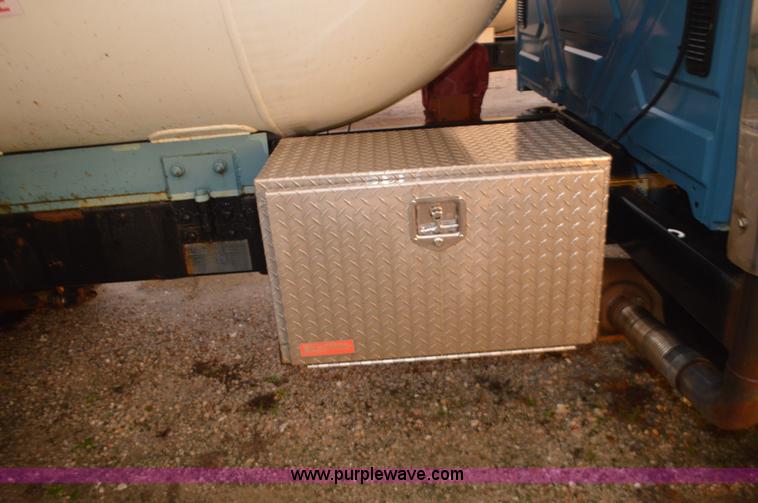 image for item I6271 2002 International 4300 propane delivery truck