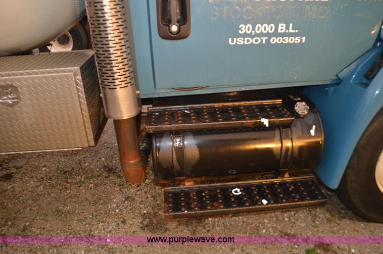 image for item I6271 2002 International 4300 propane delivery truck