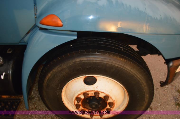 image for item I6271 2002 International 4300 propane delivery truck