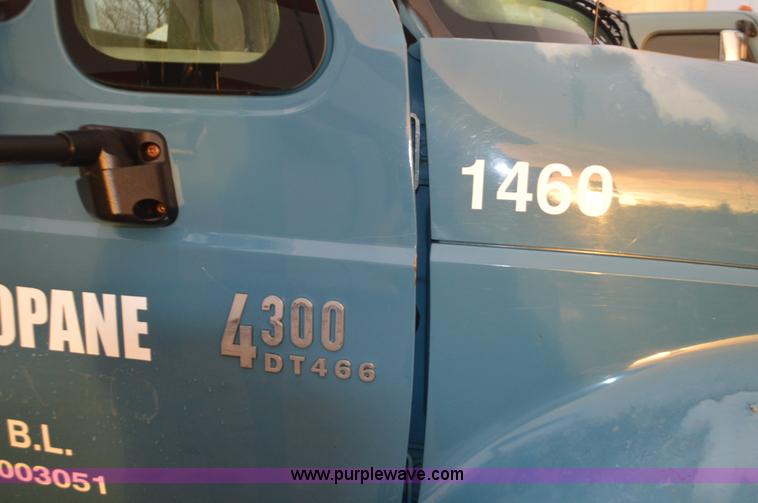 image for item I6271 2002 International 4300 propane delivery truck