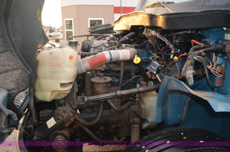 image for item I6271 2002 International 4300 propane delivery truck