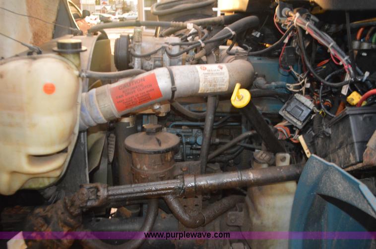 image for item I6271 2002 International 4300 propane delivery truck