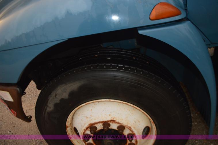 image for item I6271 2002 International 4300 propane delivery truck