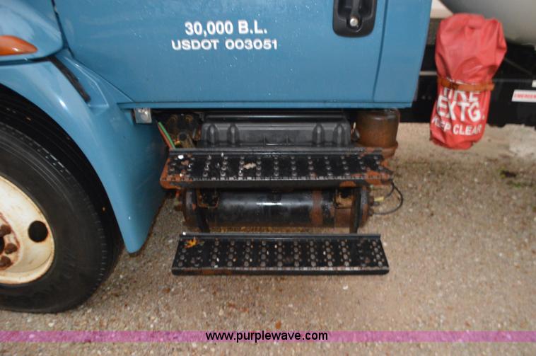 image for item I6271 2002 International 4300 propane delivery truck