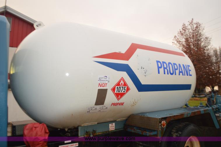 image for item I6271 2002 International 4300 propane delivery truck