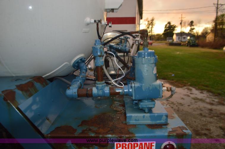 image for item I6271 2002 International 4300 propane delivery truck