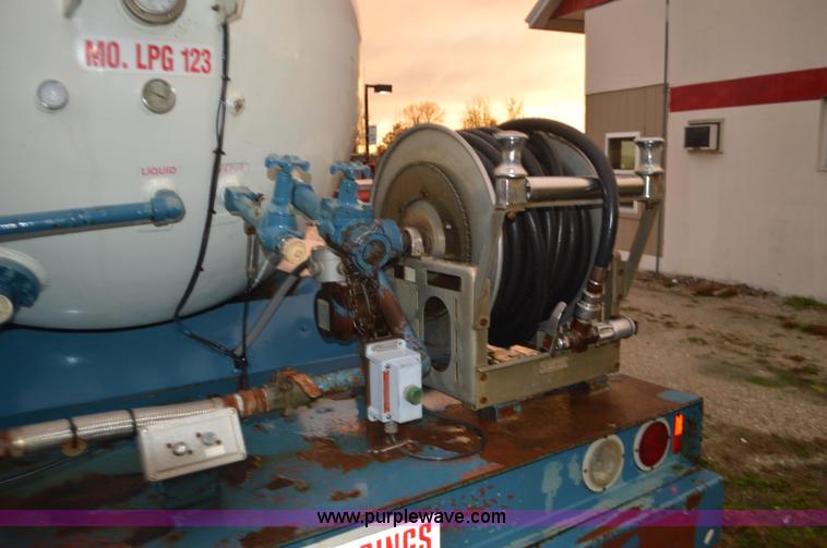 image for item I6271 2002 International 4300 propane delivery truck