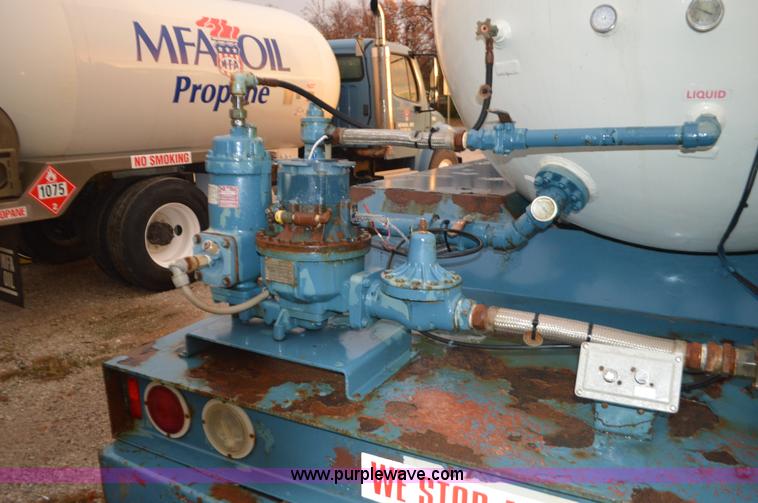 image for item I6271 2002 International 4300 propane delivery truck