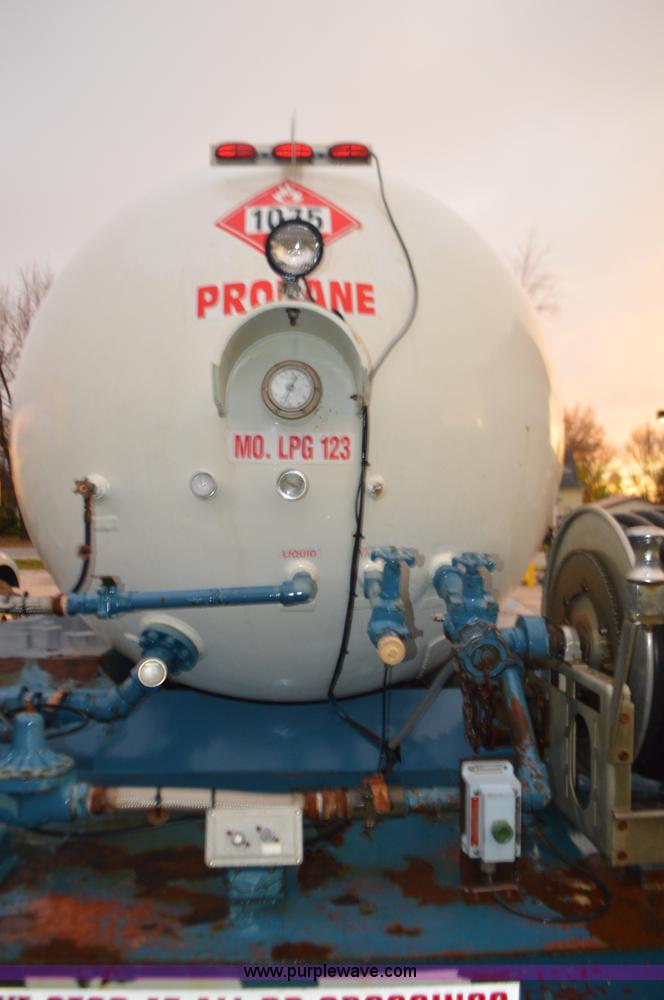 image for item I6271 2002 International 4300 propane delivery truck