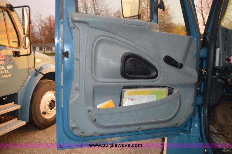 image for item I6271 2002 International 4300 propane delivery truck