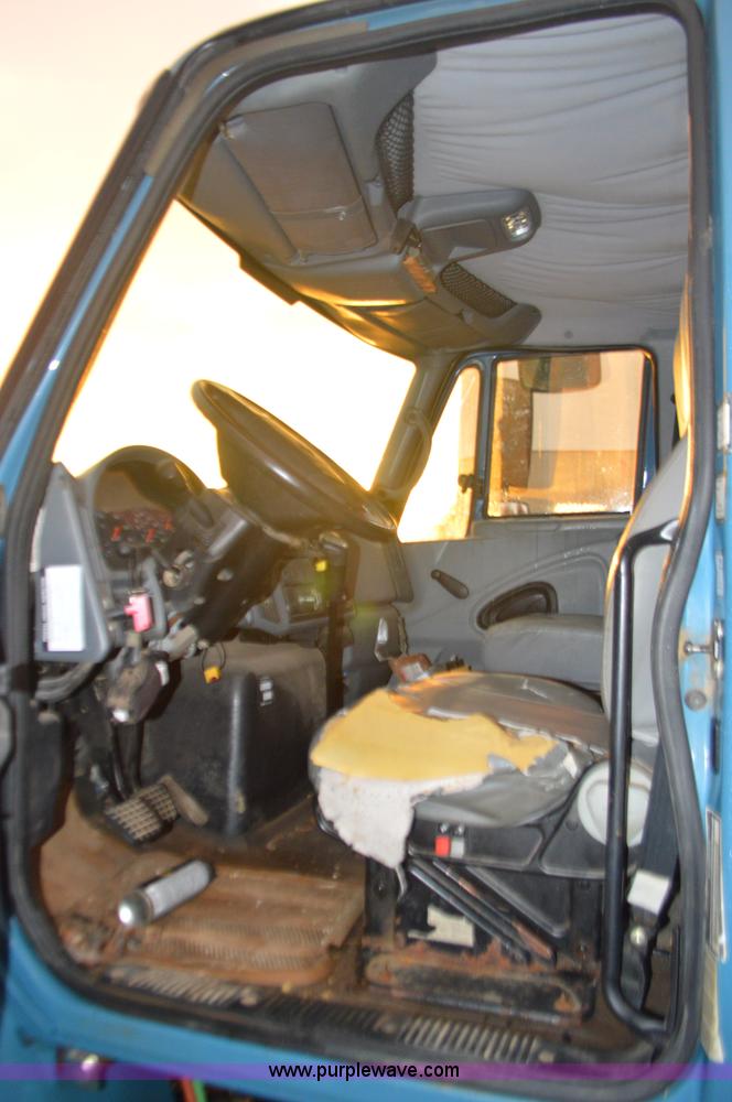 image for item I6271 2002 International 4300 propane delivery truck