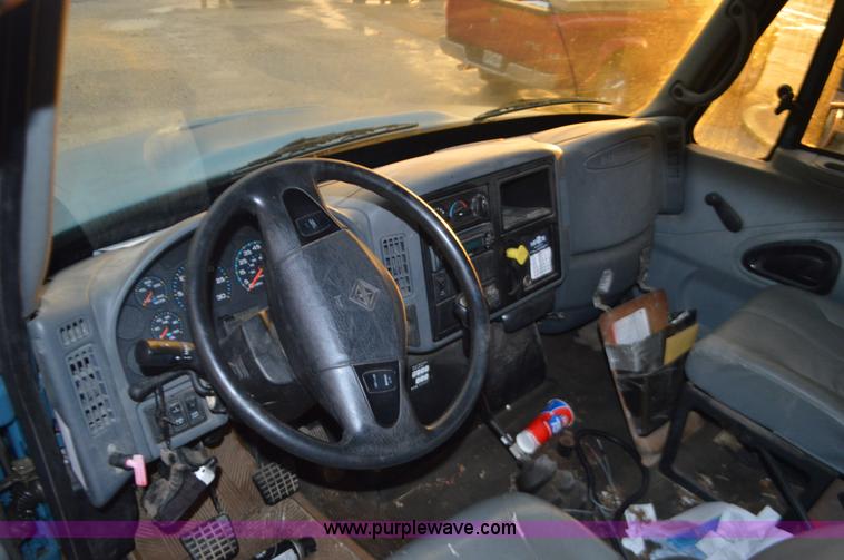 image for item I6271 2002 International 4300 propane delivery truck