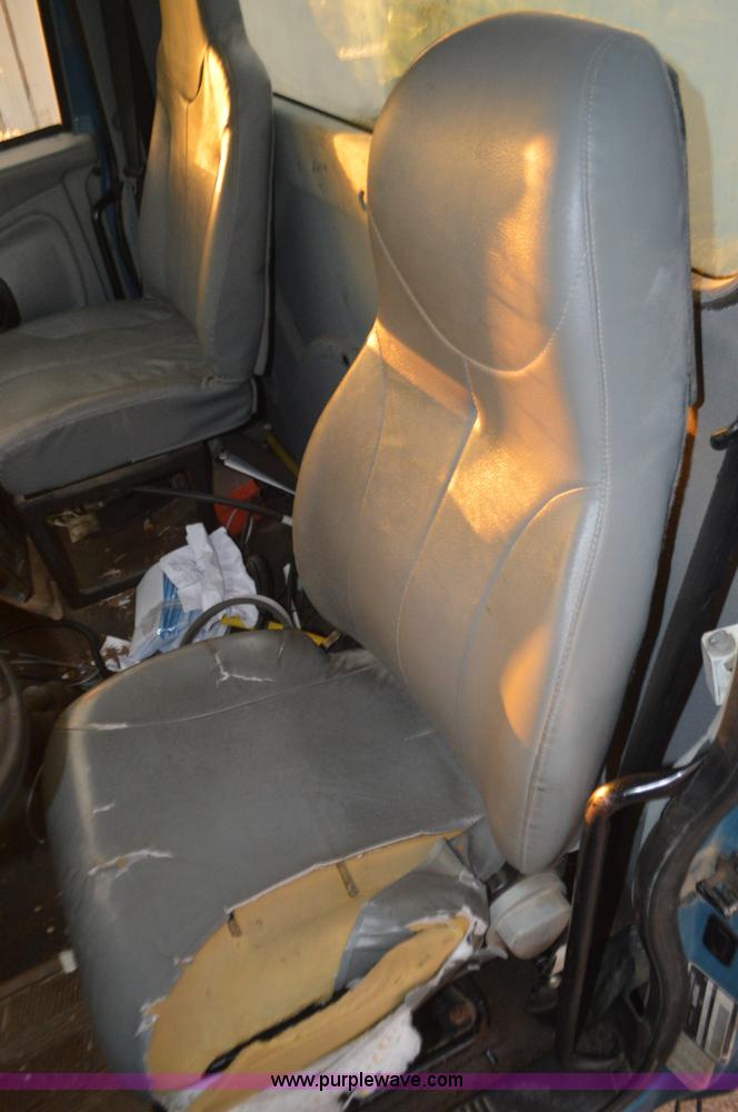 image for item I6271 2002 International 4300 propane delivery truck