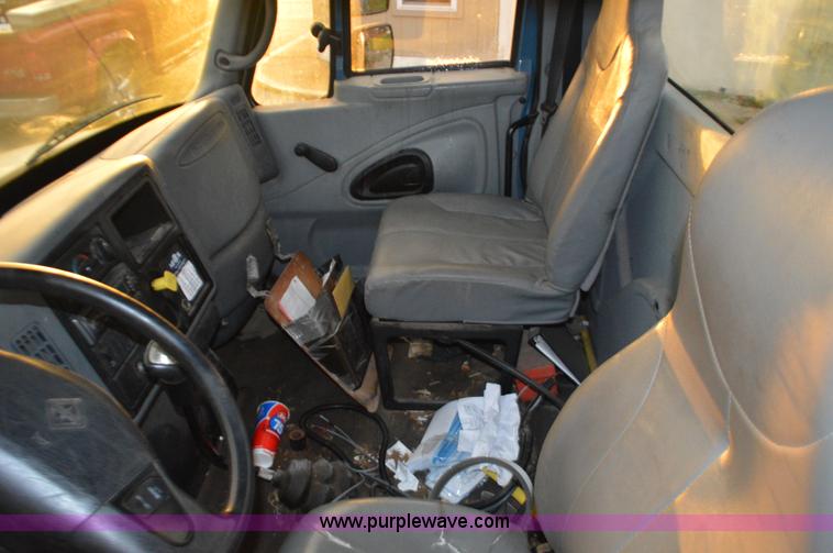 image for item I6271 2002 International 4300 propane delivery truck