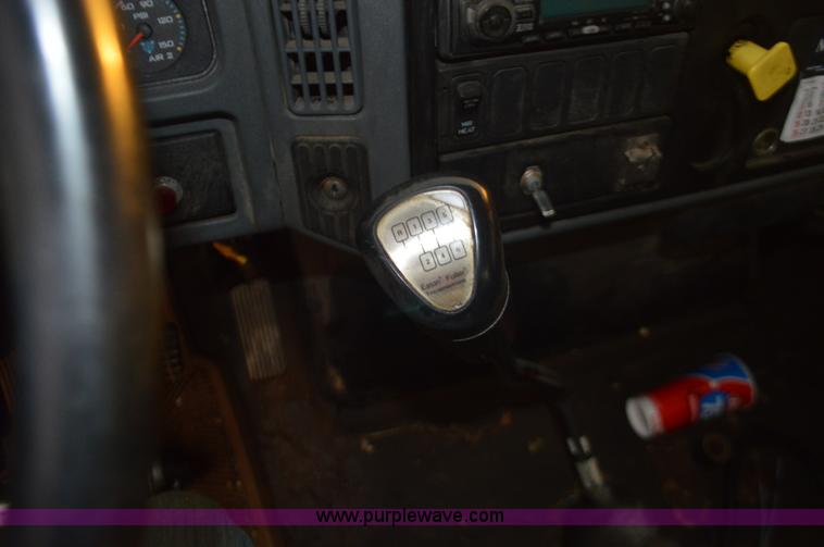 image for item I6271 2002 International 4300 propane delivery truck