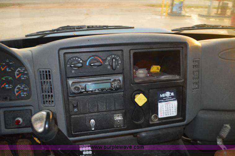 image for item I6271 2002 International 4300 propane delivery truck