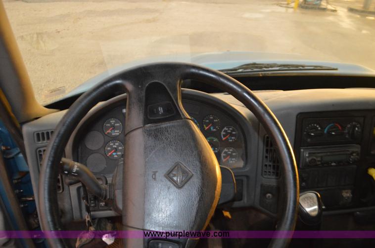 image for item I6271 2002 International 4300 propane delivery truck