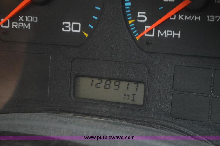 image for item I6271 2002 International 4300 propane delivery truck