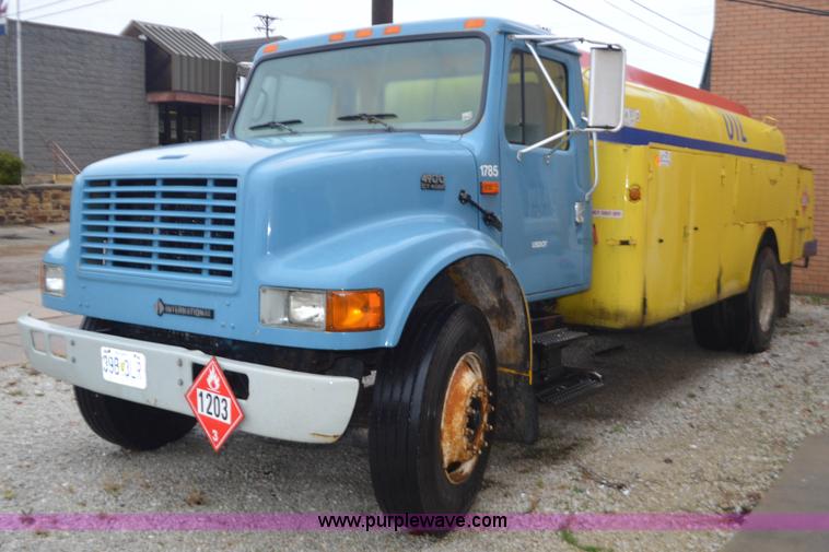 image for item I6272 2001 International 4900 fuel truck