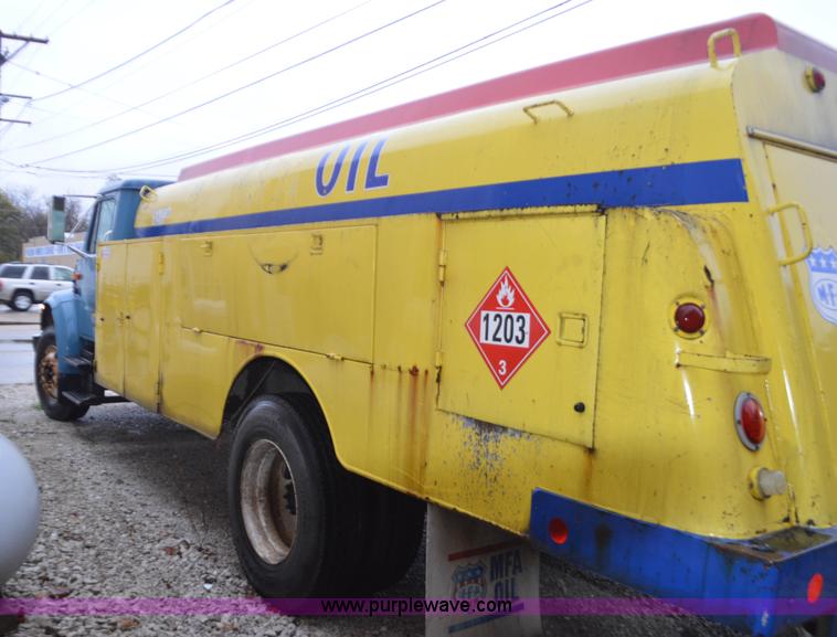 image for item I6272 2001 International 4900 fuel truck