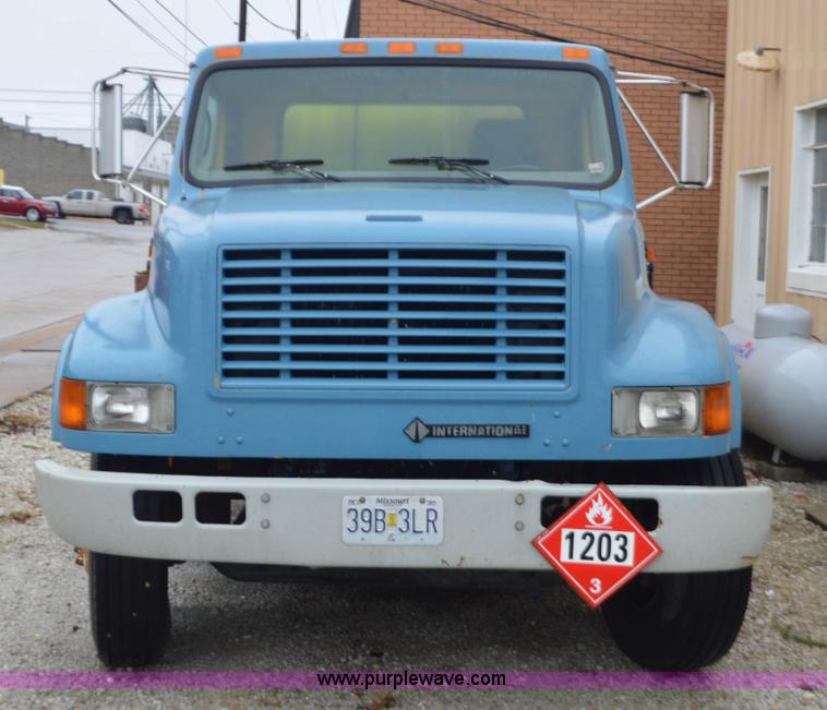 image for item I6272 2001 International 4900 fuel truck