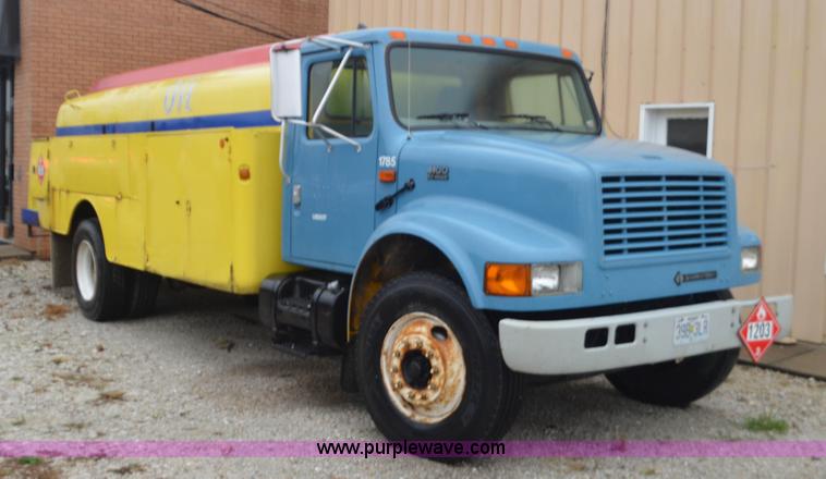 image for item I6272 2001 International 4900 fuel truck