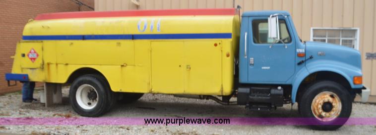image for item I6272 2001 International 4900 fuel truck