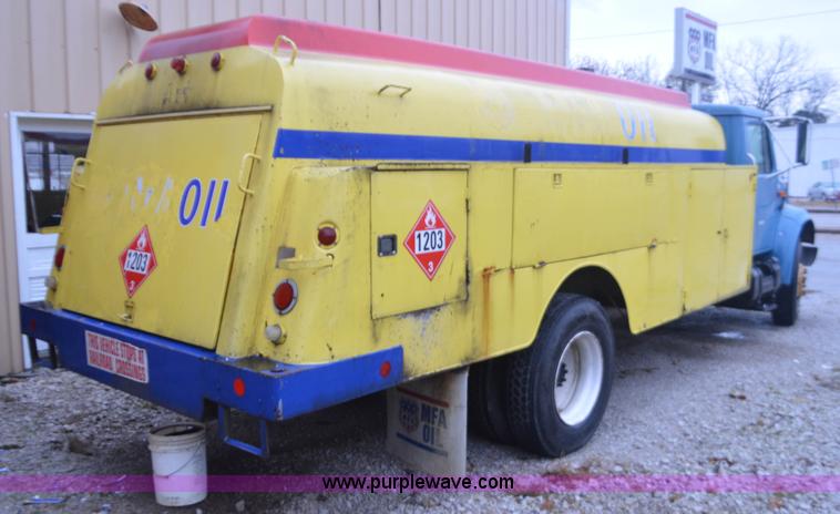 image for item I6272 2001 International 4900 fuel truck