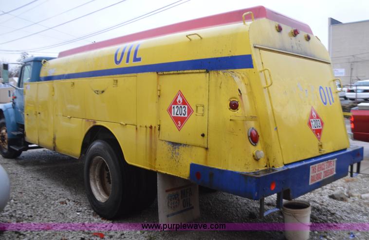 image for item I6272 2001 International 4900 fuel truck