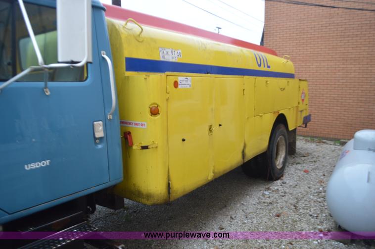 image for item I6272 2001 International 4900 fuel truck