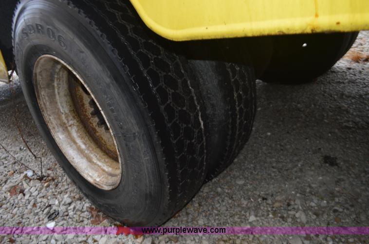 image for item I6272 2001 International 4900 fuel truck