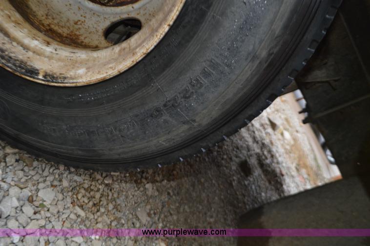 image for item I6272 2001 International 4900 fuel truck