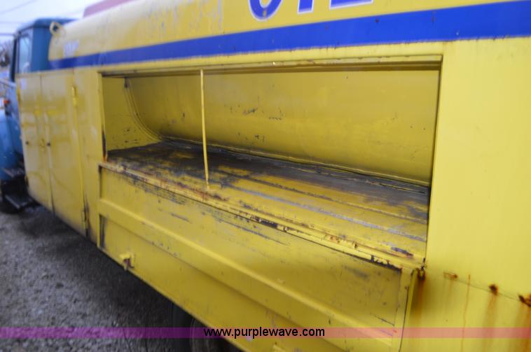 image for item I6272 2001 International 4900 fuel truck