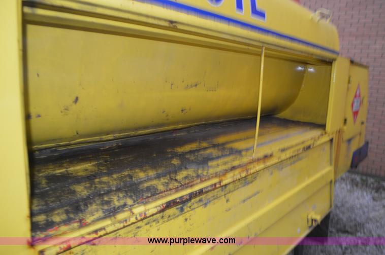 image for item I6272 2001 International 4900 fuel truck