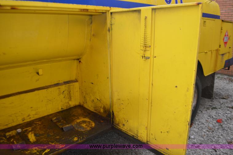 image for item I6272 2001 International 4900 fuel truck