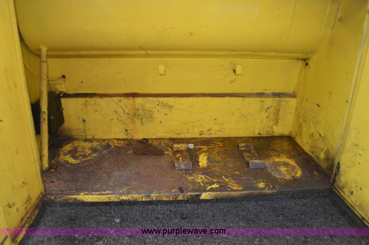 image for item I6272 2001 International 4900 fuel truck