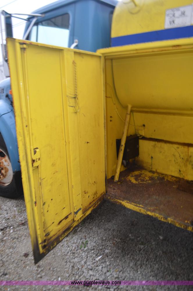 image for item I6272 2001 International 4900 fuel truck