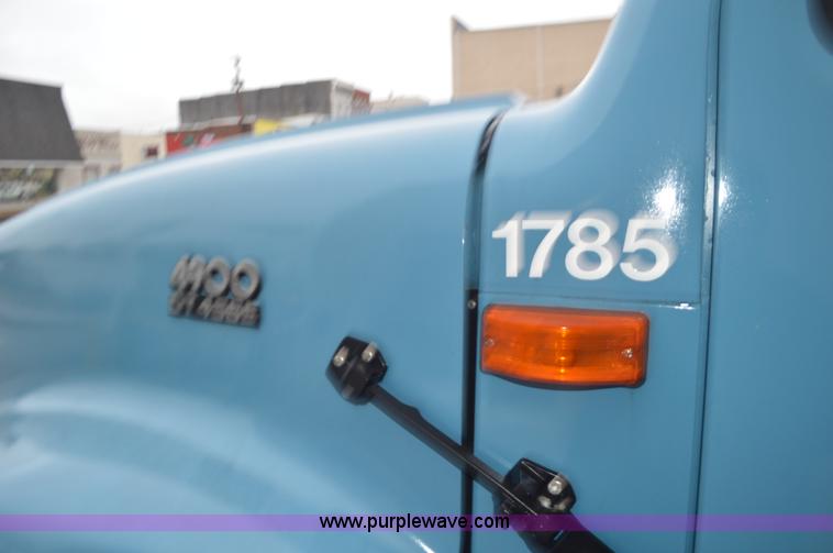 image for item I6272 2001 International 4900 fuel truck