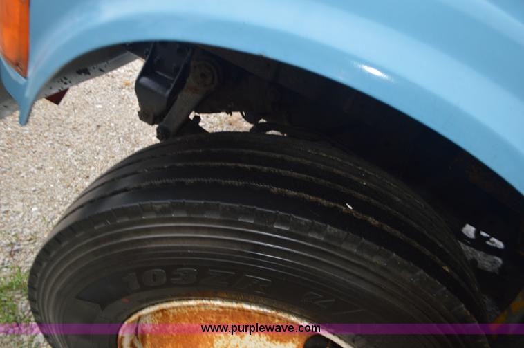 image for item I6272 2001 International 4900 fuel truck