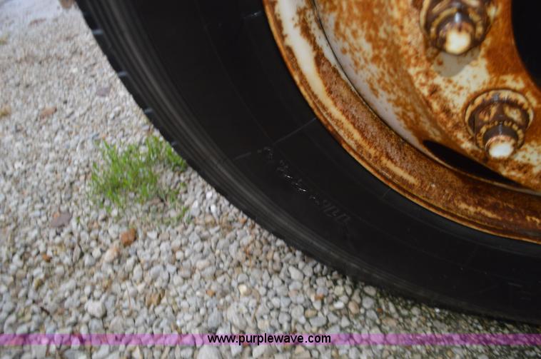 image for item I6272 2001 International 4900 fuel truck