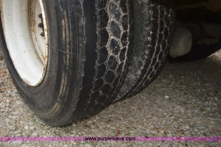 image for item I6272 2001 International 4900 fuel truck