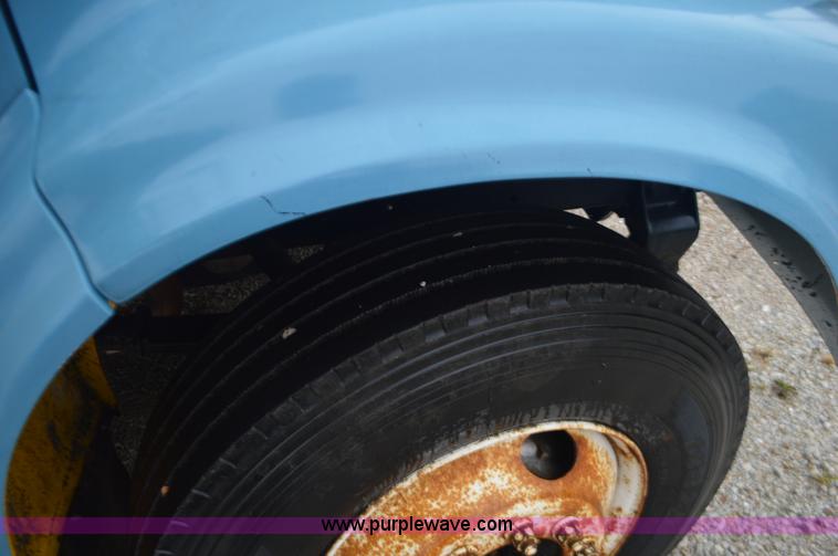 image for item I6272 2001 International 4900 fuel truck