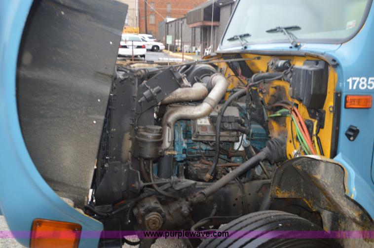 image for item I6272 2001 International 4900 fuel truck