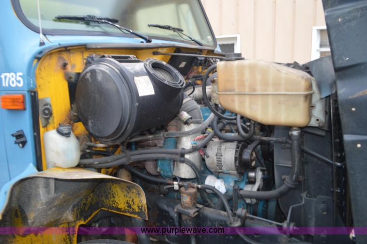 image for item I6272 2001 International 4900 fuel truck